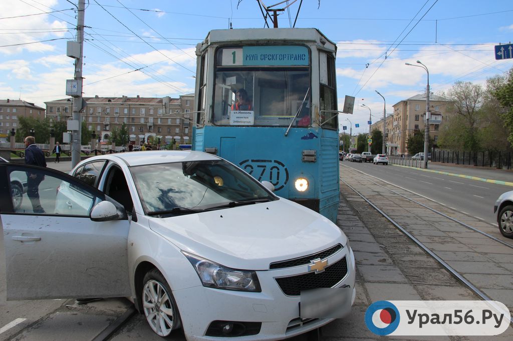 В Орске столкнулись трамвай и Chevrolet Cruze