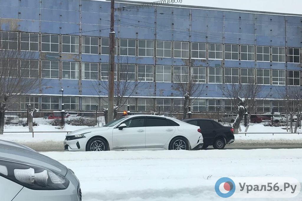 Kia Optima, сопровождающая колонну снегоуборочной техники. Орск, 12.02.2021