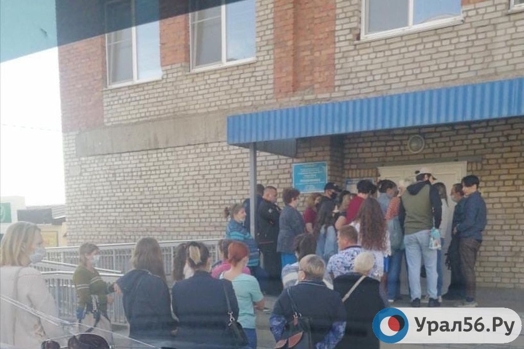 Очередь перед поликлиникой в Орске, 29.06.2020