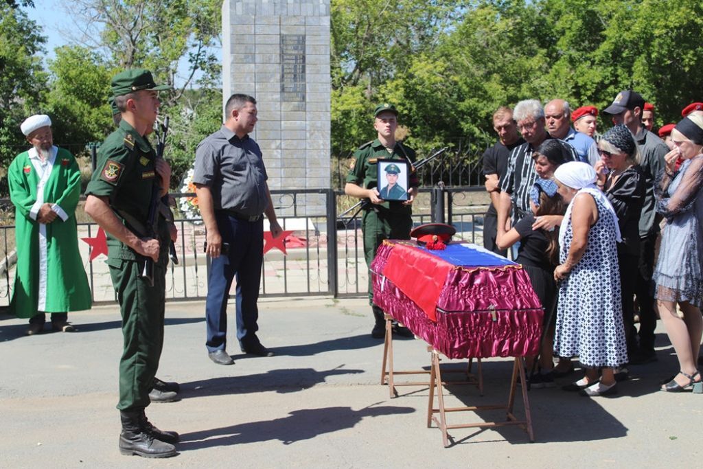 Церемония прощания с Сергеем Панкратовым. Фото: администрация Адамовского района