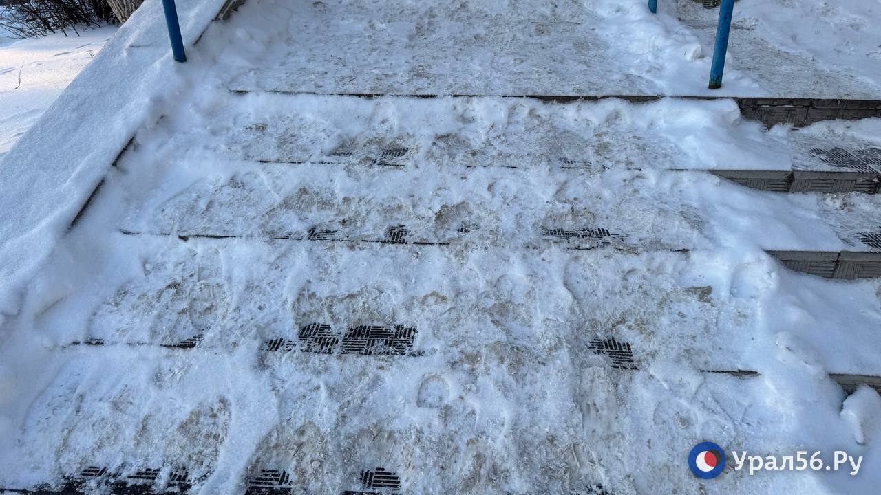 Снег на ступенях около остановки Газовик, фото: Урал56.Ру
