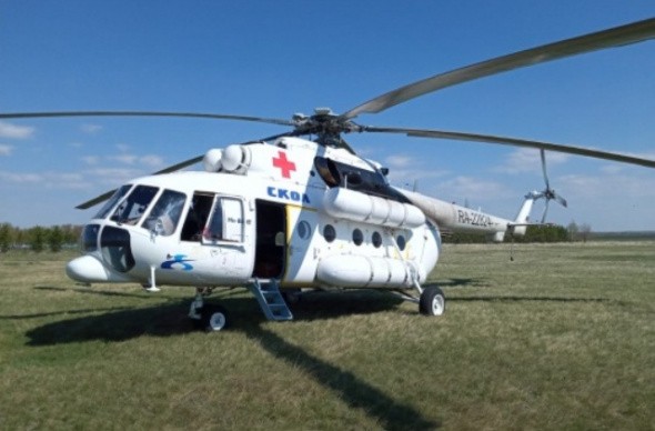 В Кувандыке двухлетний ребенок выпал со второго этажа, вертолетом его доставили в Оренбург