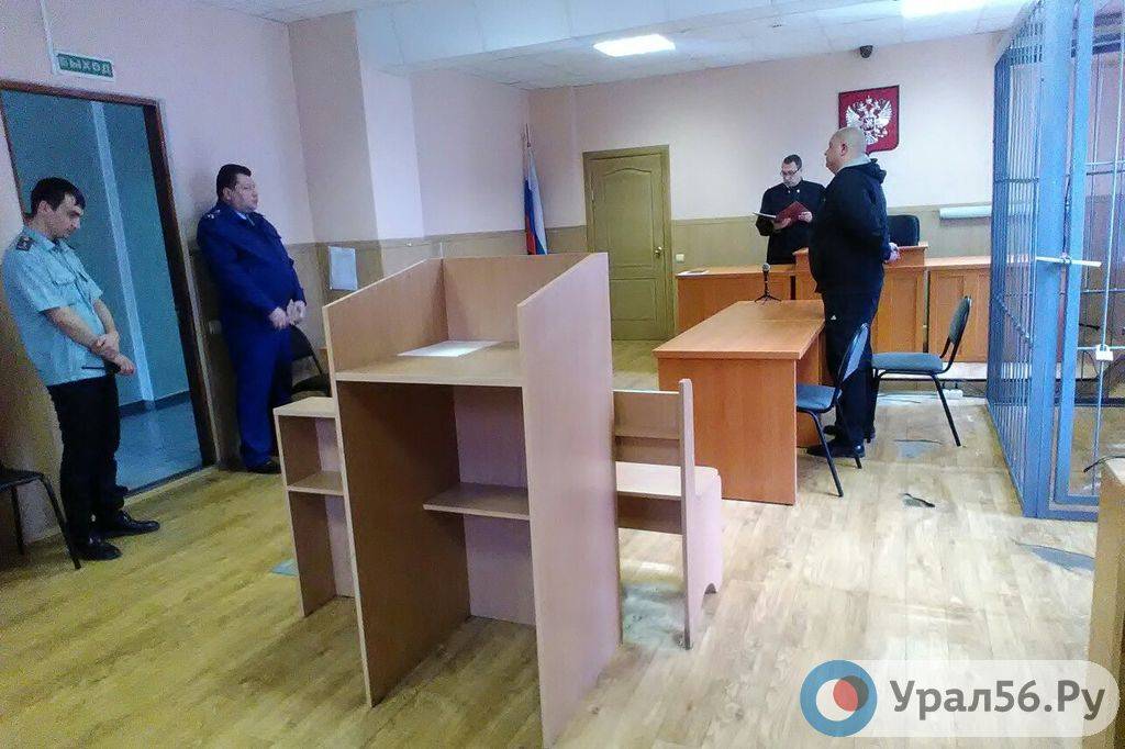 Олег Александров (справа) в зале суда Октябрьского района Орска