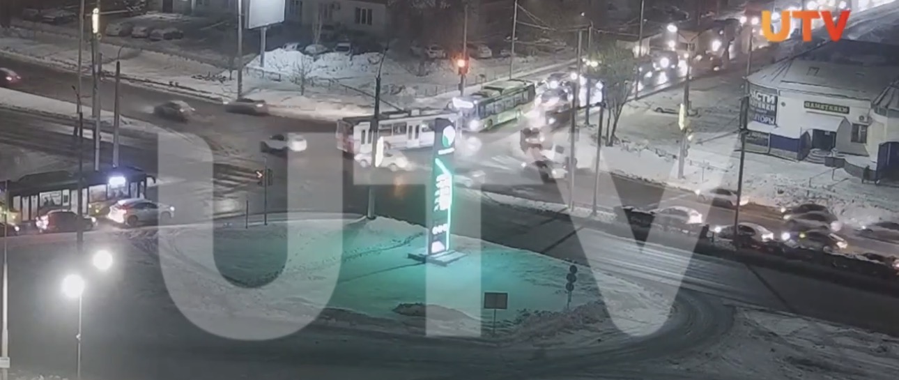 Троллейбус сломался на перекрестке. Стоп-кадр из видео UTV