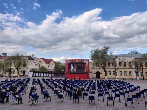 В Оренбурге показывают военные фильмы в кинотеатре под открытым небом
