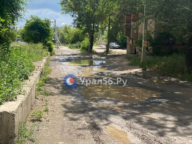 Подход к пешеходному мосту и жилым домам. Орск, 23.06.2025
