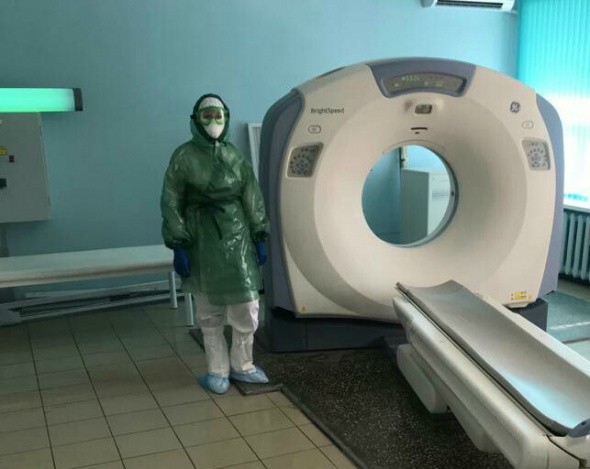 В больнице Орска, куда привозят пациентов c подозрением на Covid-19, не весь персонал носит противочумные костюмы