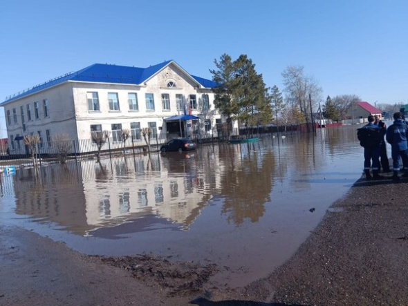 Спасателей, автобусы и плавсредства направили в село Краснохолм, где ввели режим ЧС из-за паводка