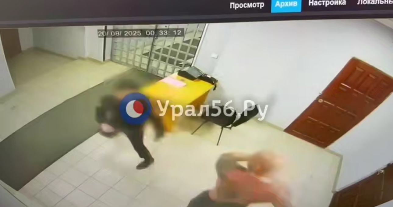 Нападение мужчины в Орске. Стоп-кадр из видео архива