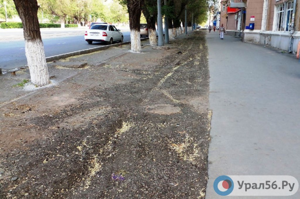 Когда в центре Орска восстановят тротуар после работ «Водоканала»? В администрации говорят, что «вопрос обсуждается»