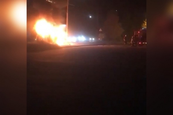В Орске в районе остановки «Кольцо трамвая №4» загорелся микроавтобус (видео)