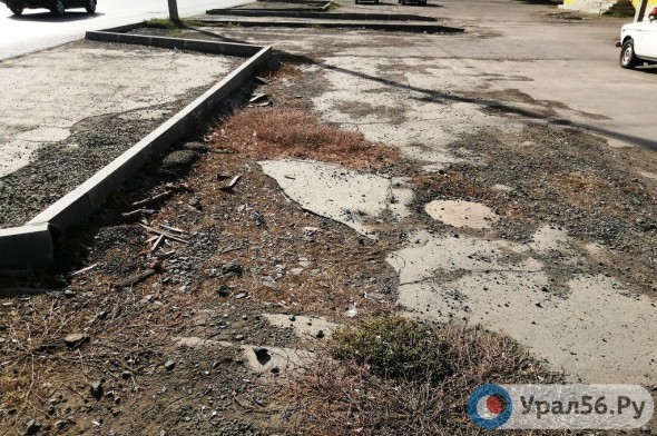 Во что превратился тротуар после ремонт дороги в Орске: щебень, дыры и разгром