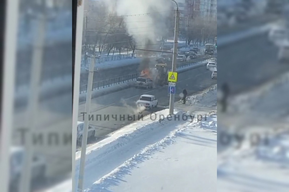 В Оренбурге трактор закидал снегом горящий автомобиль (видео)