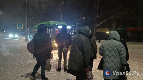 «Квест продолжается»: Жители Оренбурга продолжают жаловаться на переполненные автобусы и долгое ожидание транспорта