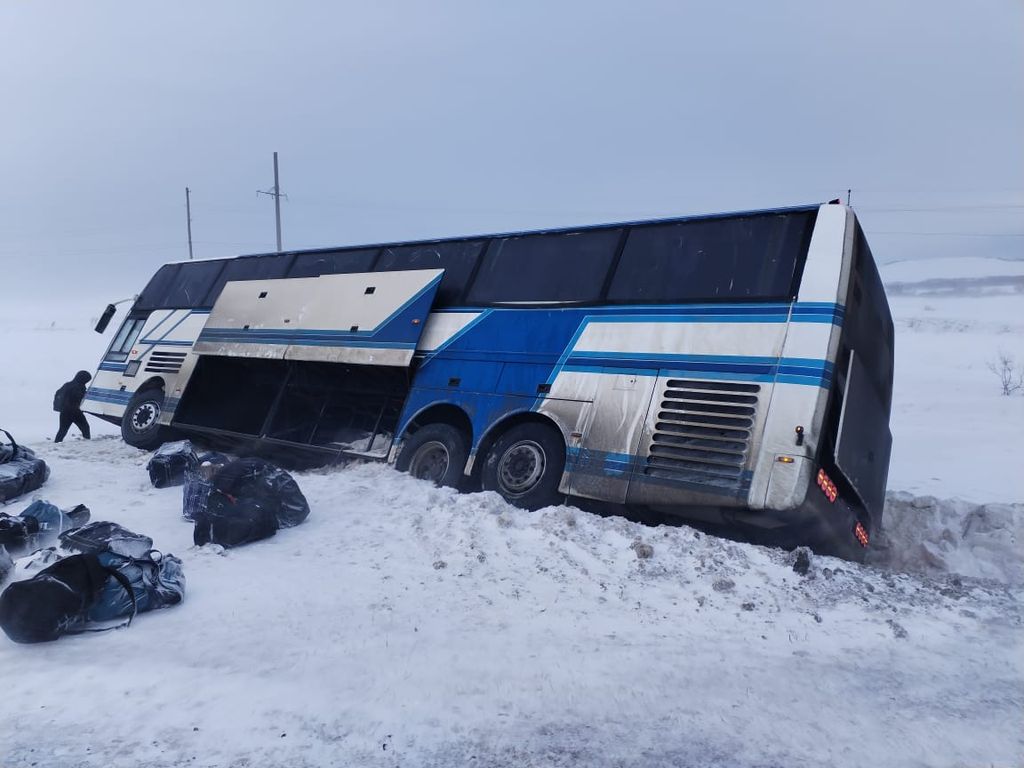 В Оренбургской области сильный боковой ветер сдул автобус с иностранцами в кювет, фото: УМВД региона