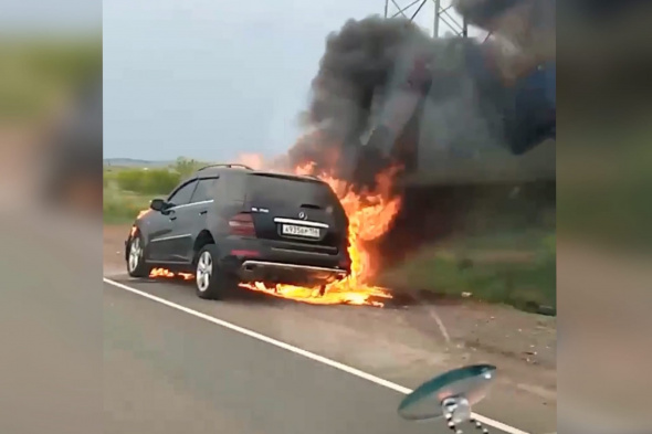 На трассе в Оренбургской области загорелся Mercedes (видео)