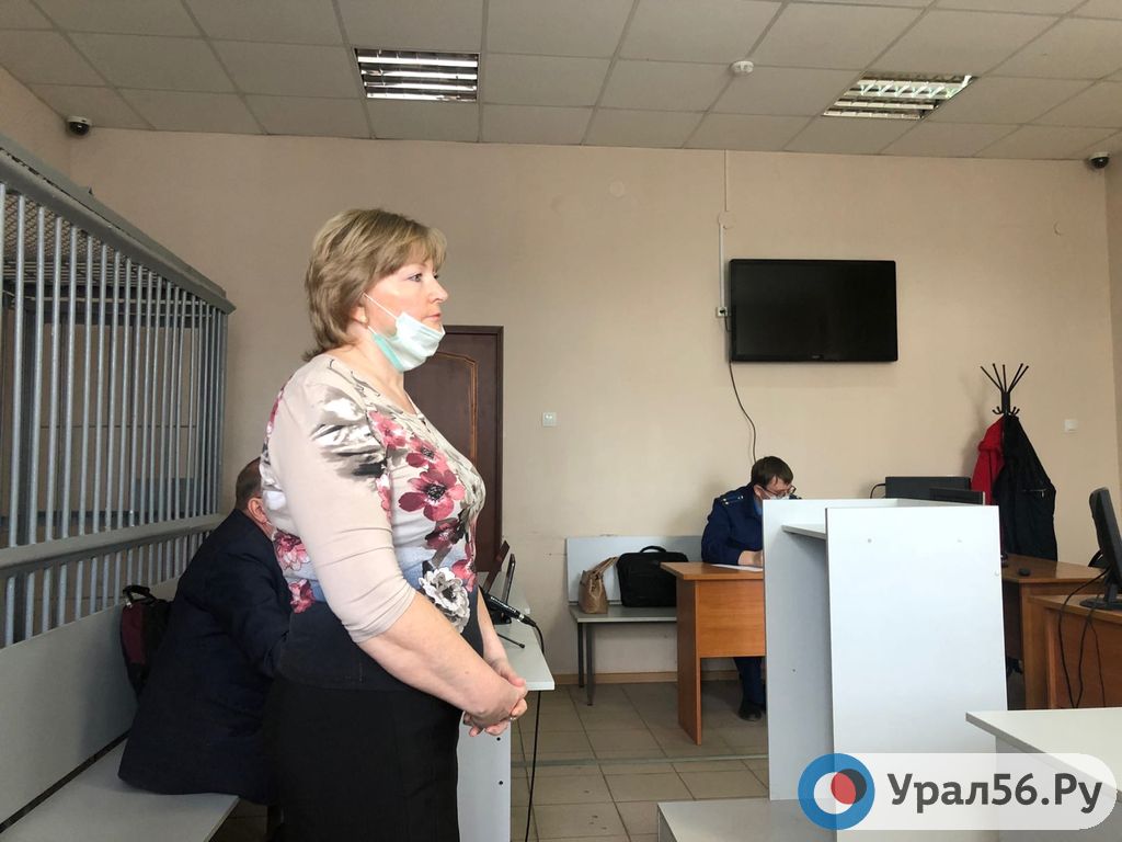 Директор школы в селе Рассыпная (Илекский район) Людмила Попова дает показания в суде. 08.04.2022