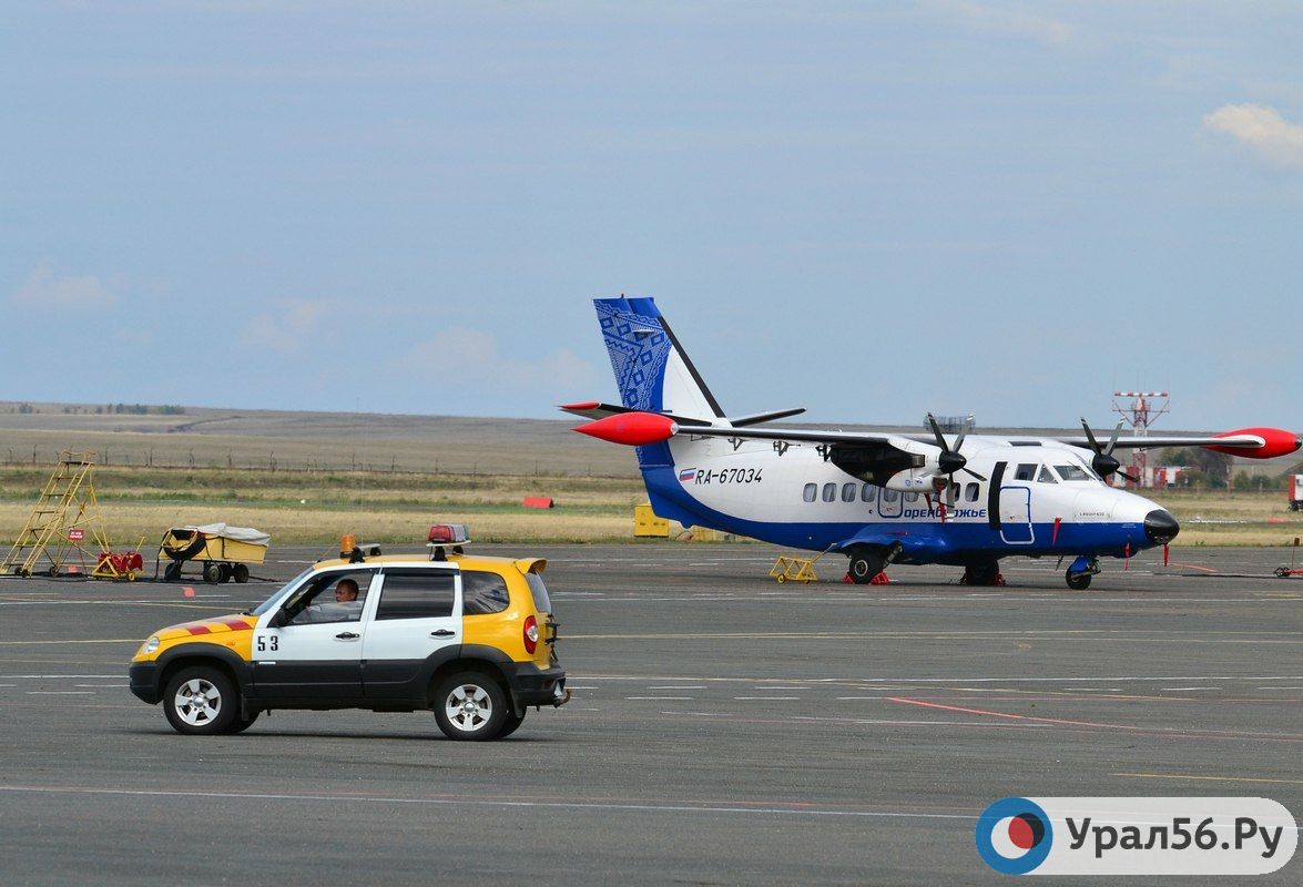 Самолет L-410 в оренбургском аэропорту