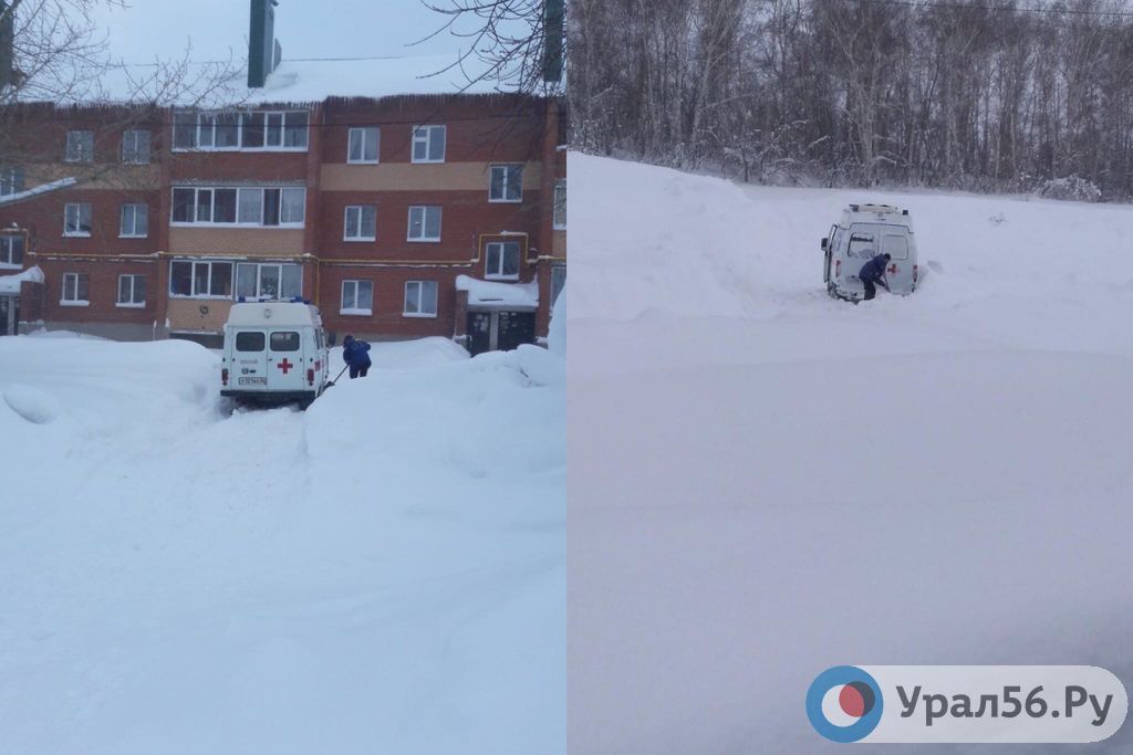 В Медногорске машину скорой медицинской помощи вручную откапывают от снега