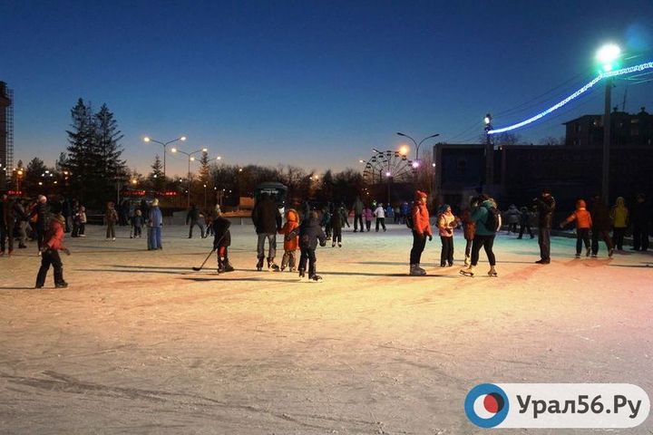 Каток на Комсомольской площади, фото из архива