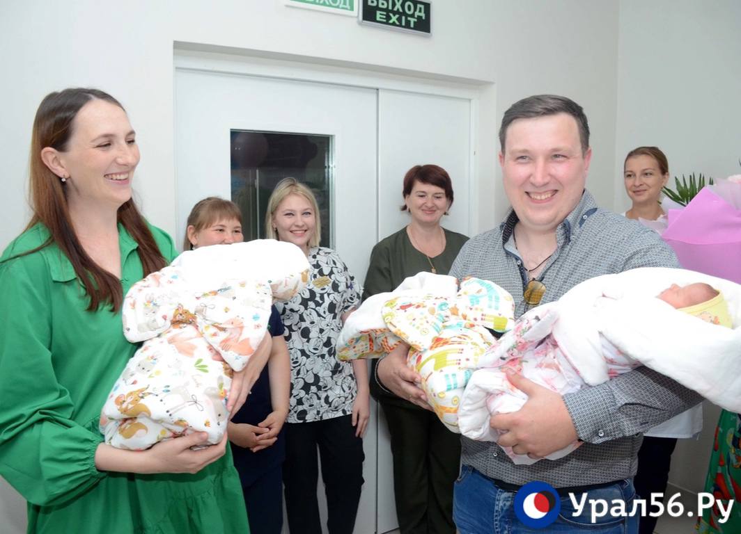 Родители тройни с детьми