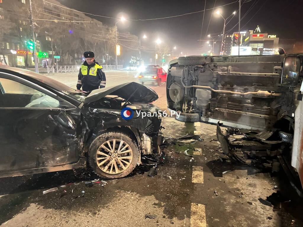 У Toyota Camry сильно разбит перед