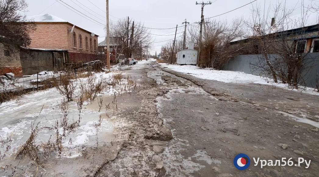 Лед из-за утечки воды у подстанции в Советском районе Орска