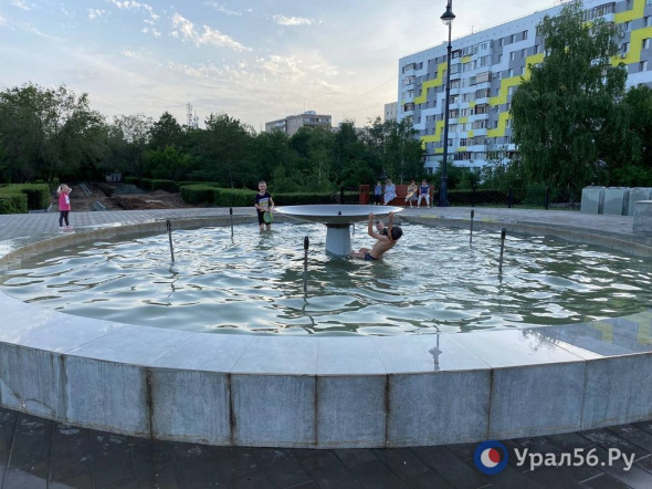 В Оренбурге отремонтировали сломанную чашу фонтана в сквере Дзержинского, но на ней продолжают виснуть дети