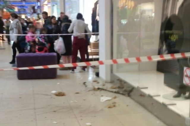 В Оренбурге в «Армаде» частично обвалился потолок