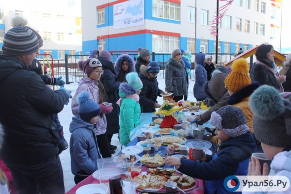 В Оренбурге жители дома самостоятельно организовали празднование Масленицы