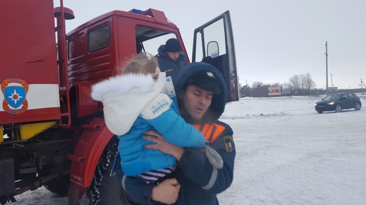 На орской трассе перевернулась машина, в которой находились женщина с двумя маленькими детьми