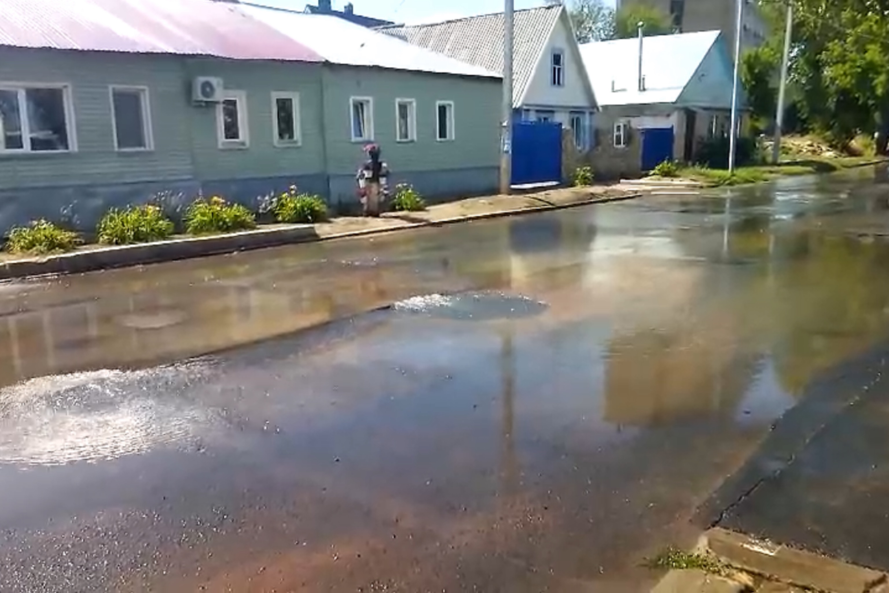 В Оренбурге вода заливает улицу Попова (видео)