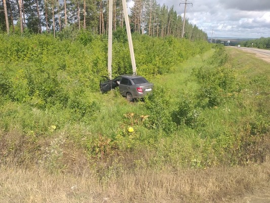 Двое детей пострадали в ДТП в Оренбургской области. Автомобиль слетел в кювет и наехал на опору ЛЭП