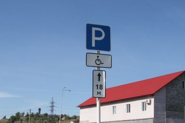В Оренбурге для инвалида-колясочника оборудуют спецпарковку и тротуар: об этом главу города попросил его дедушка