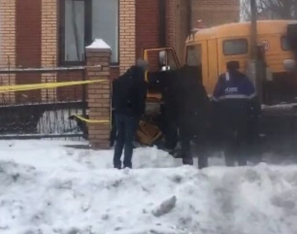 В Бузулуке бензовоз врезался в здание Межрайгаза