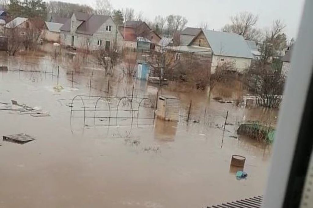 Какие районы затопило в оренбурге. Река Елшанка Орск. Подтопление участков. Наводнение в Оренбурге. Паводок.