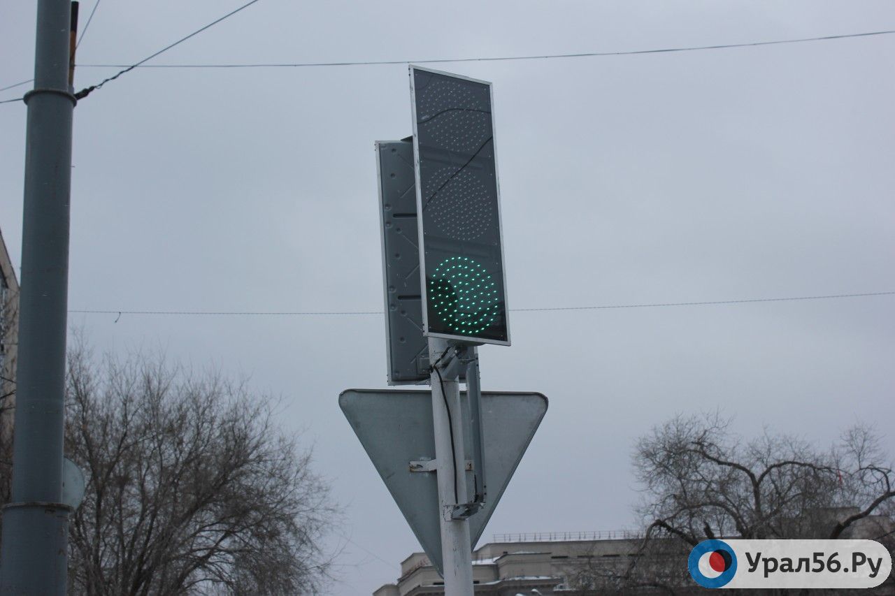 На перекрестке улиц Новосибирской и Тагильской в Орске сегодня не работает светофор