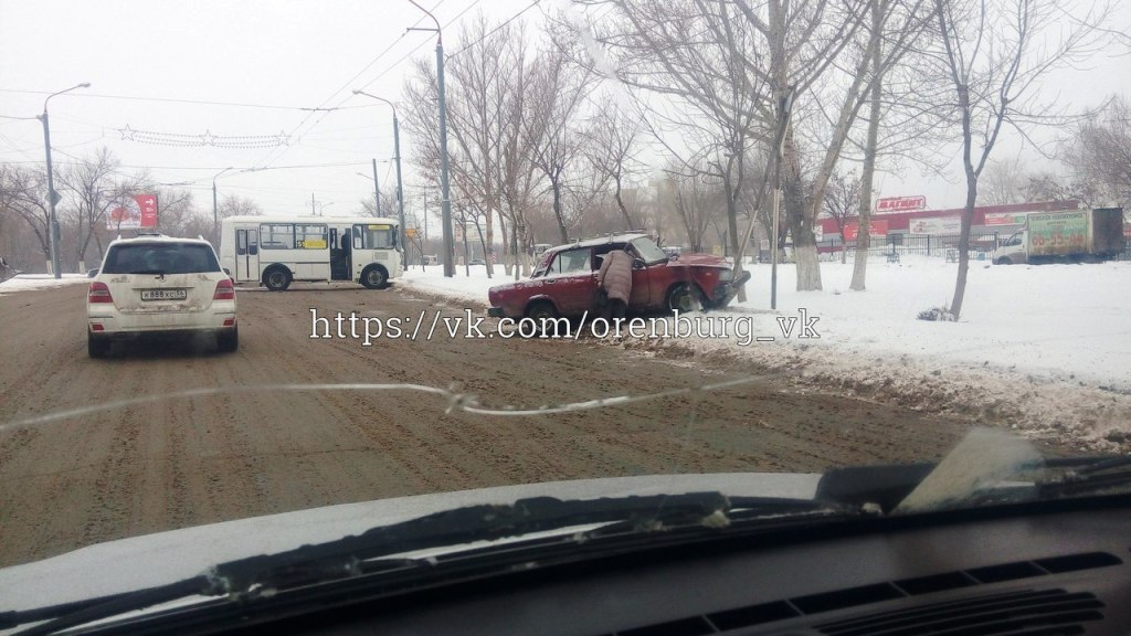 В Оренбурге столкнулись пассажирский ПАЗ и ВАЗ, пострадал водитель