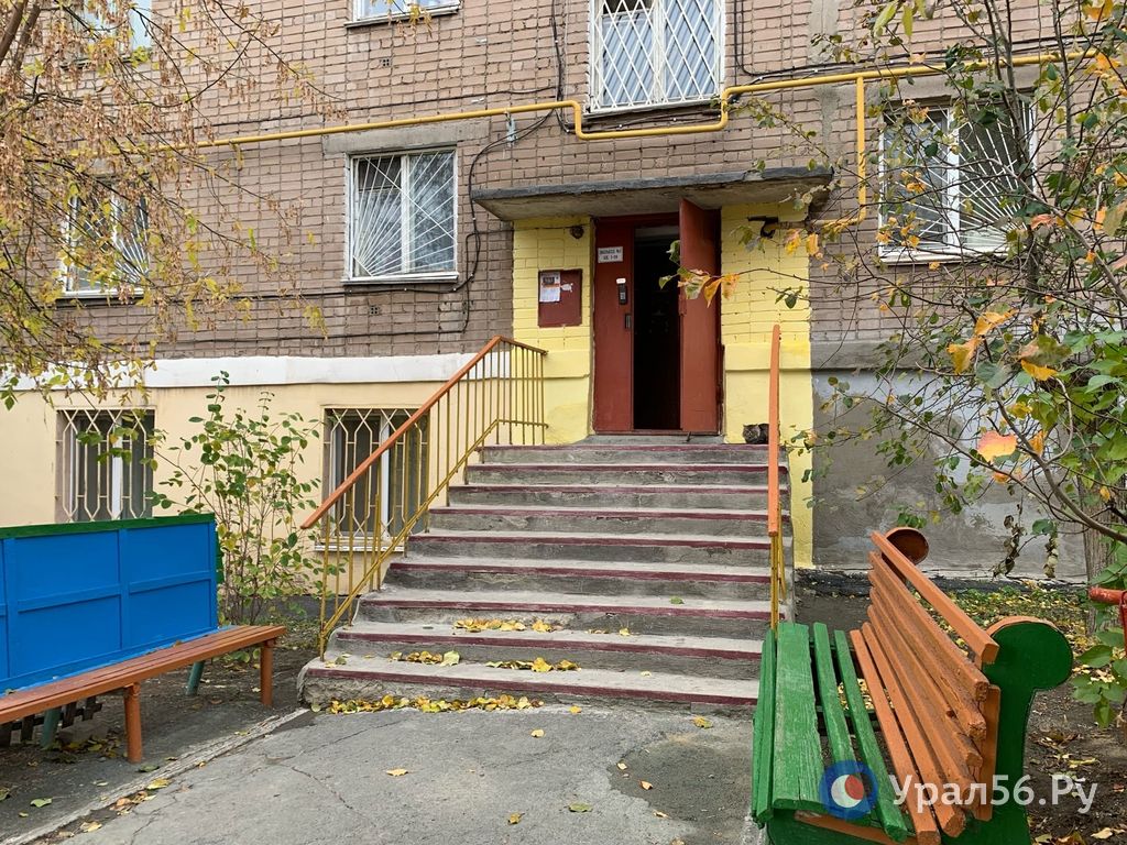 Подъезд, в котором проживает женщина