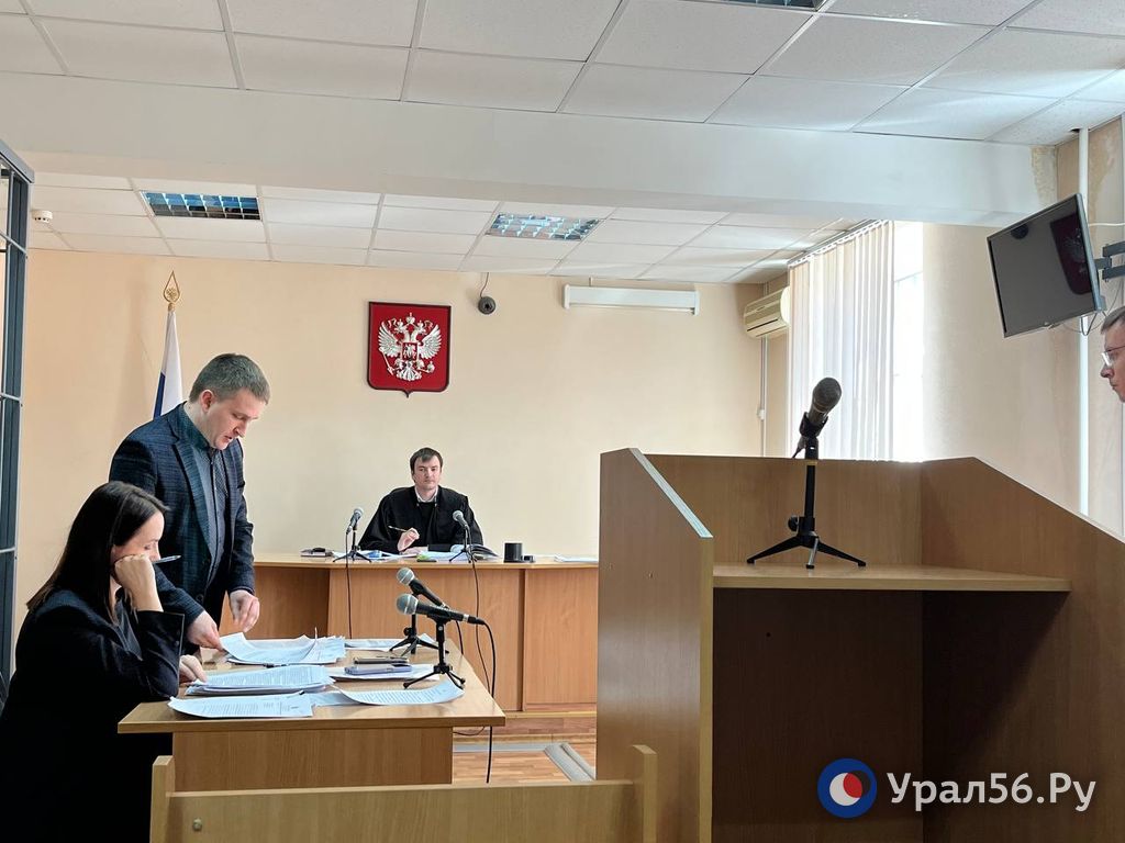 Алексей Пеняскин во время судебного заседания по маршруту №23 (слева)