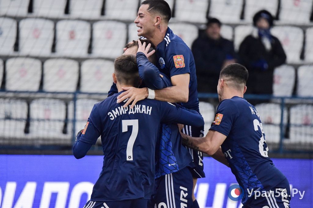 Футболисты ФК «Оренбург» празднуют гол