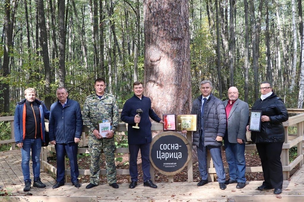 Вручение сертификата представителям национального парка. Фото: Бузулукский бор