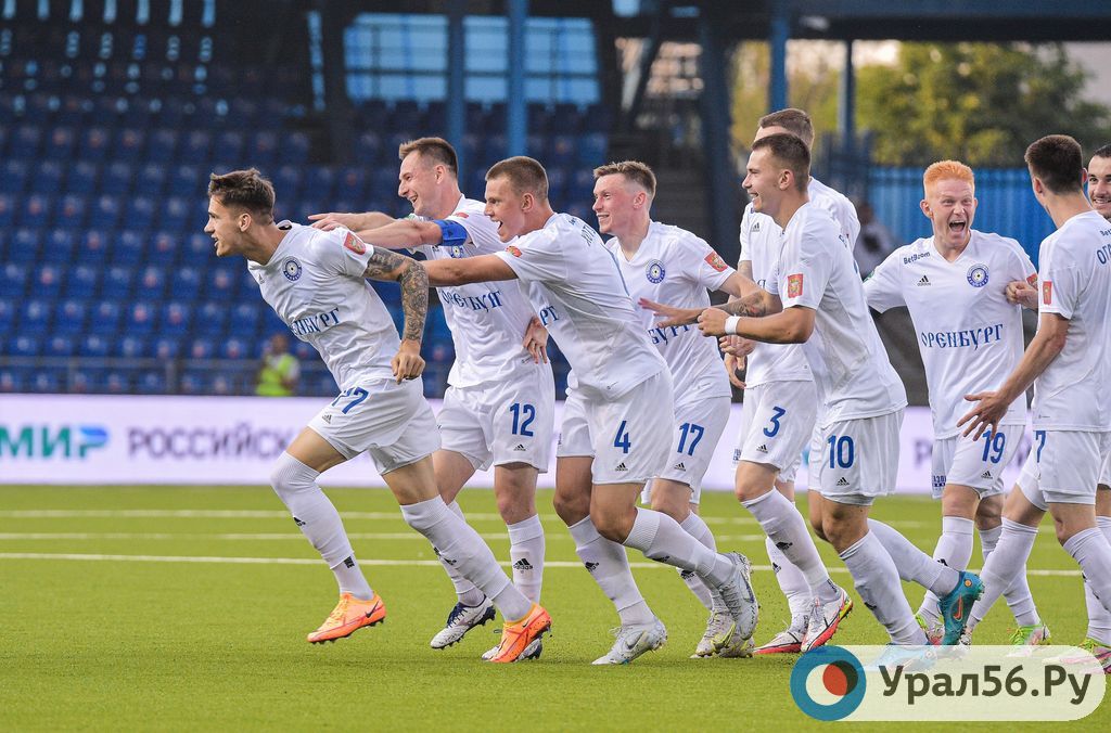 ФУтболисты ФК «Оренбург» празднуют гол