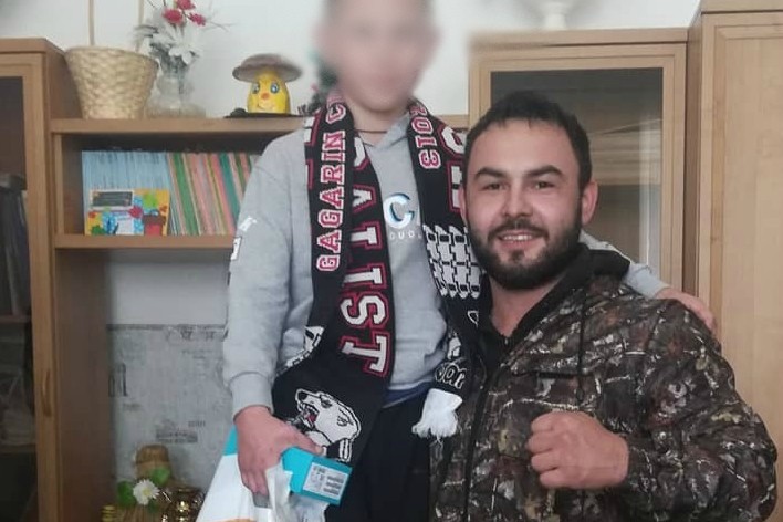 Мальчика, которого избили сверстники в селе Краснохолм, навестил трехкратный чемпион по стритлифтингу