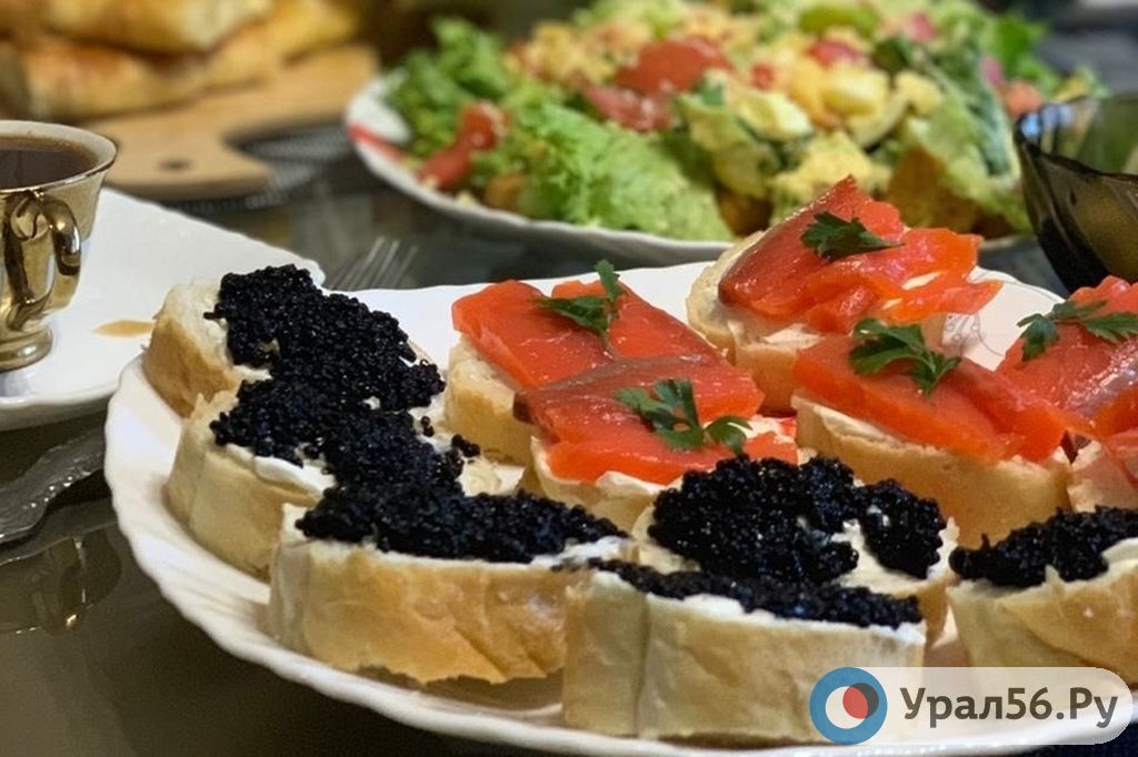 Бутерброды с красной рыбой и икрой