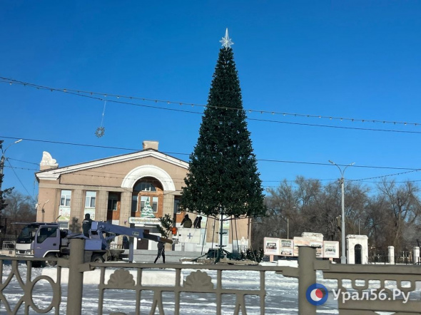 15-метровую елку устанавливают в Орске на Гагарина. Это первая зеленая красавица в городе