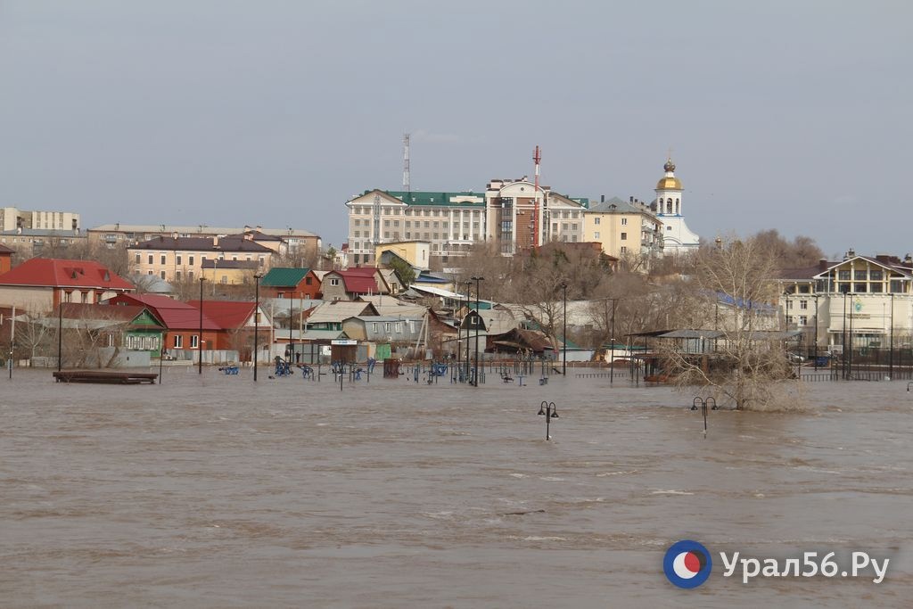 Набережная Урала в Оренбурге во время потопа. Фото из архива