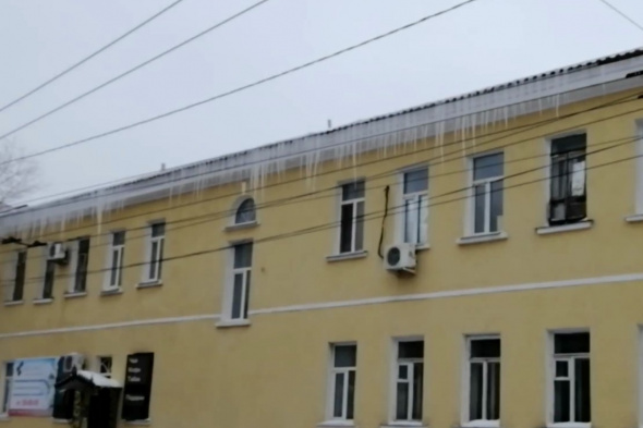 В Оренбурге с крыш домов свисают глыбы снега и льда