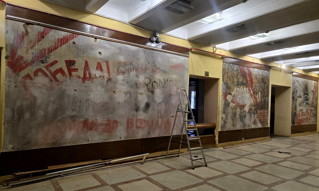 Надписи на стенах музкомедии. Фото: страница Оренбургского театра музыкальной комедии в соцсети ВКонтакте