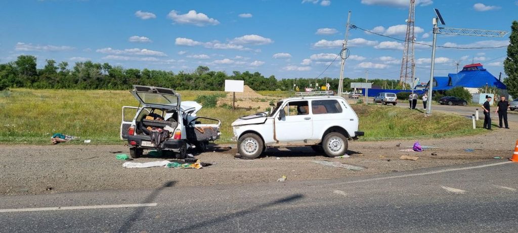 Автомобили после столкновения, фото: УМВД России по Оренбургской области